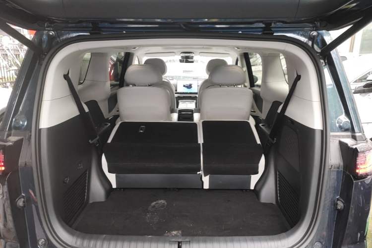 Used VOYAH Dream 2025 PHEV Four-Wheel-Drive Flagship Kunpeng Edition Trunk