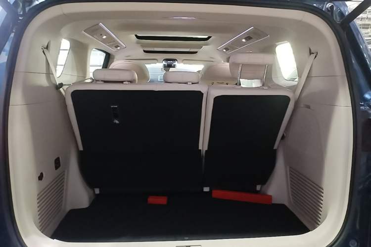 Used VOYAH Dream 2025 PHEV Four-Wheel-Drive Flagship Kunpeng Edition Trunk