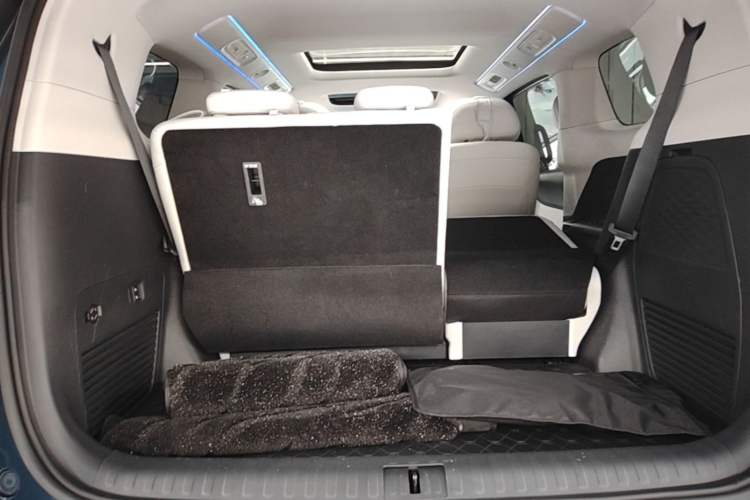 Used VOYAH Dream 2025 PHEV Four-Wheel Drive Excellence Kunpeng Edition Trunk
