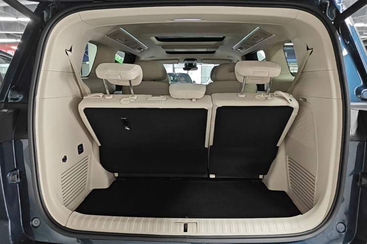 Used VOYAH Dream 2025 PHEV Four-Wheel-Drive Flagship Kunpeng Edition Trunk