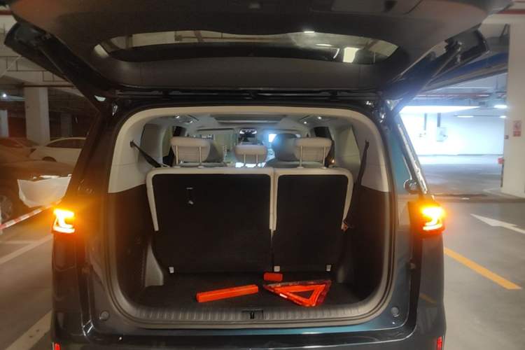 Used VOYAH Dream 2025 PHEV Four-Wheel-Drive Flagship Kunpeng Edition Trunk