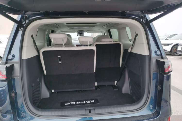 Used VOYAH Dream 2025 PHEV Four-Wheel-Drive Flagship Kunpeng Edition Trunk