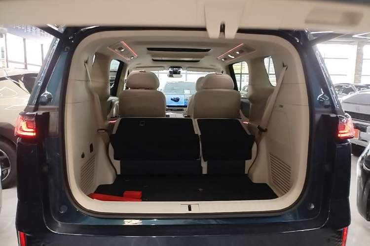 Used VOYAH Dream 2025 PHEV Four-Wheel-Drive Flagship Kunpeng Edition Trunk