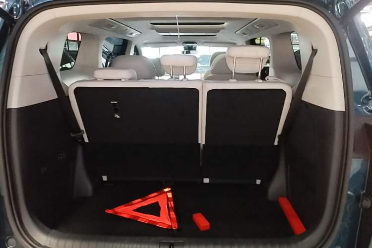 Used VOYAH Dream 2025 PHEV Four-Wheel-Drive Flagship Kunpeng Edition Trunk