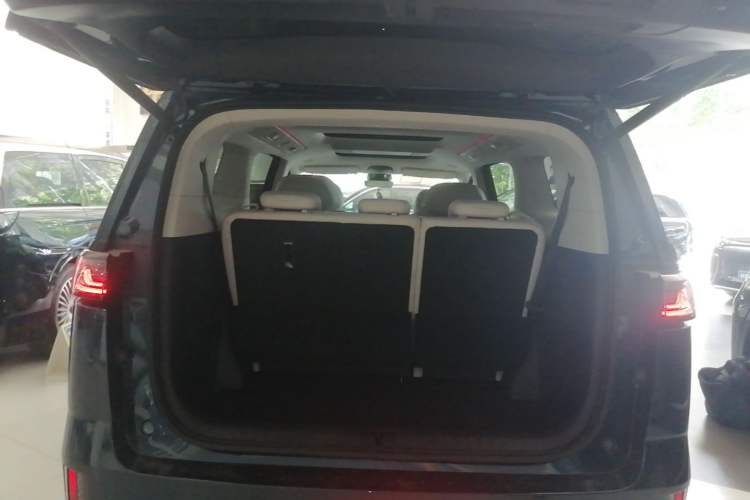 Used VOYAH Dream 2025 PHEV Four-Wheel-Drive Flagship Kunpeng Edition Trunk