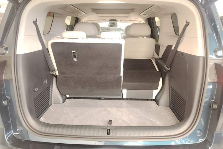 Used VOYAH Dream 2025 PHEV Four-Wheel Drive Prestige Kunpeng Edition Trunk