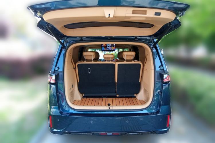 Used VOYAH Dream 2025 PHEV Four-Wheel Drive Excellence Kunpeng Edition Trunk