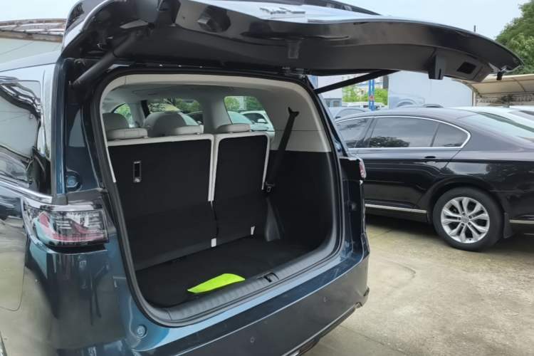 Used VOYAH Dream 2025 PHEV Four-Wheel-Drive Flagship Kunpeng Edition Trunk