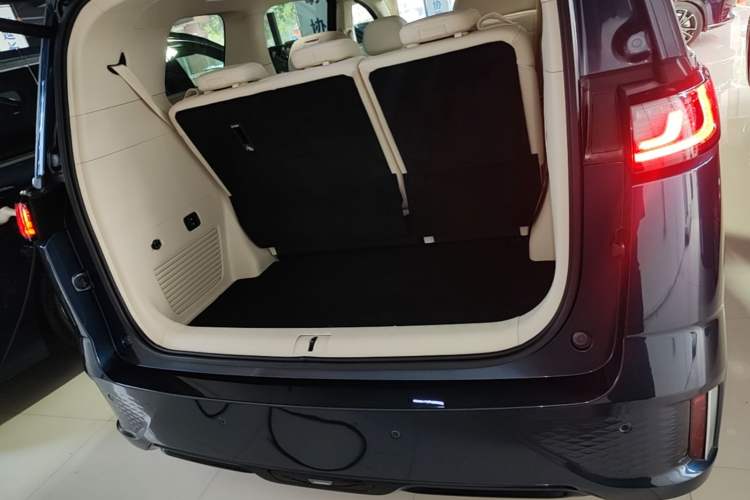 Used VOYAH Dream 2025 PHEV Four-Wheel Drive Prestige Kunpeng Edition Trunk
