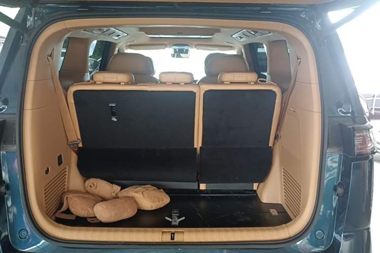Used VOYAH Dream 2025 PHEV Four-Wheel-Drive Flagship Kunpeng Edition Trunk