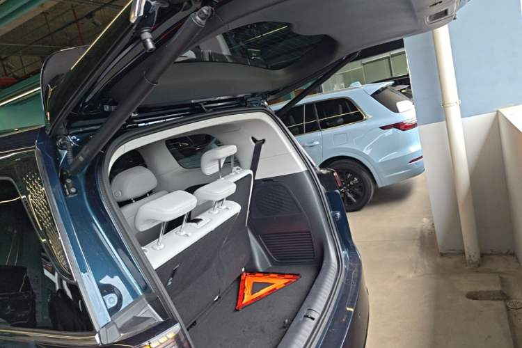 Used VOYAH Dream 2025 PHEV Four-Wheel Drive Prestige Kunpeng Edition Trunk