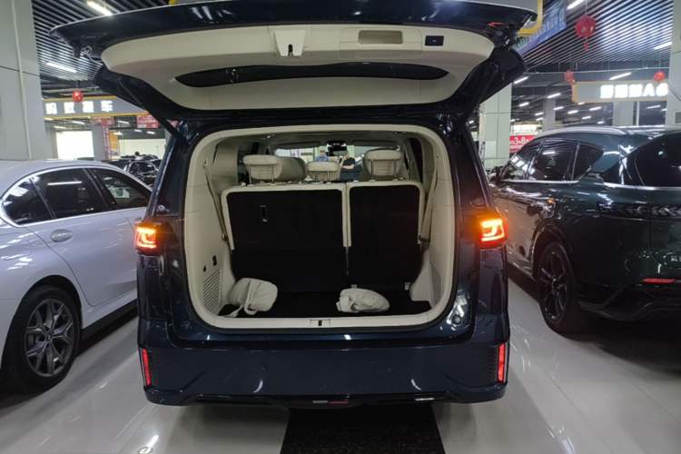 Used VOYAH Dream 2025 PHEV Four-Wheel-Drive Flagship Kunpeng Edition Trunk