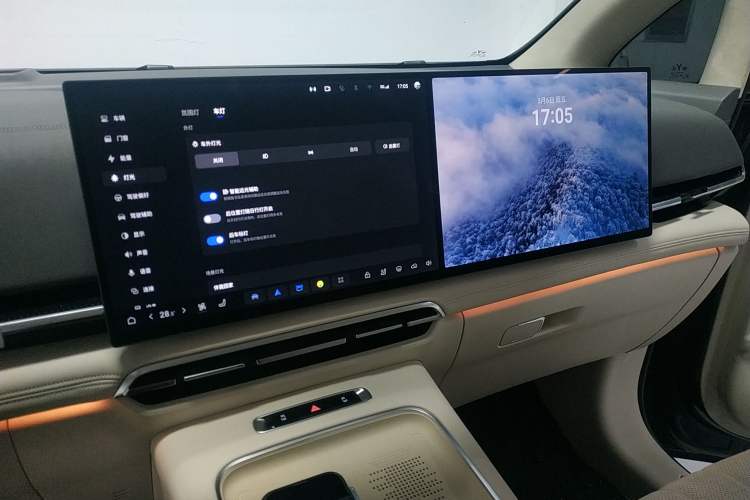 Used VOYAH Dream 2025 PHEV Four-Wheel-Drive Flagship Kunpeng Edition Audio And AC Panel