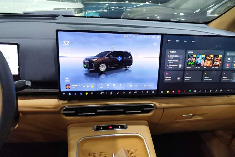 Used VOYAH Dream 2025 PHEV Four-Wheel-Drive Flagship Kunpeng Edition Audio And AC Panel
