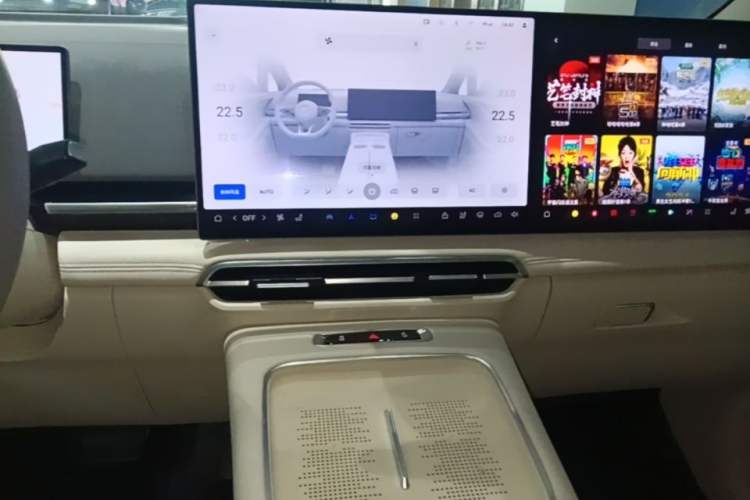 Used VOYAH Dream 2025 PHEV Four-Wheel Drive Prestige Kunpeng Edition Audio And AC Panel