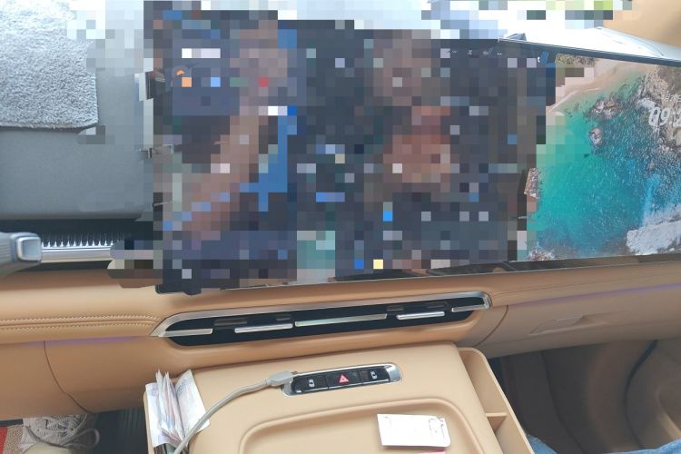 Used VOYAH Dream 2025 PHEV Four-Wheel Drive Prestige Kunpeng Edition Audio And AC Panel