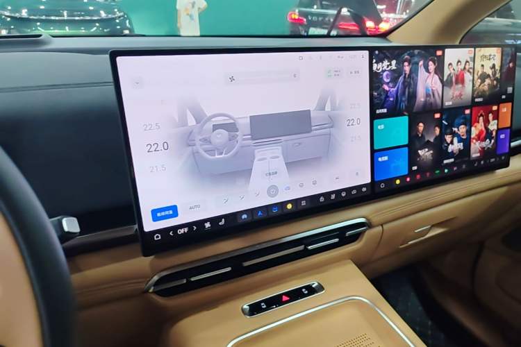Used VOYAH Dream 2025 PHEV Four-Wheel-Drive Flagship Kunpeng Edition Audio And AC Panel