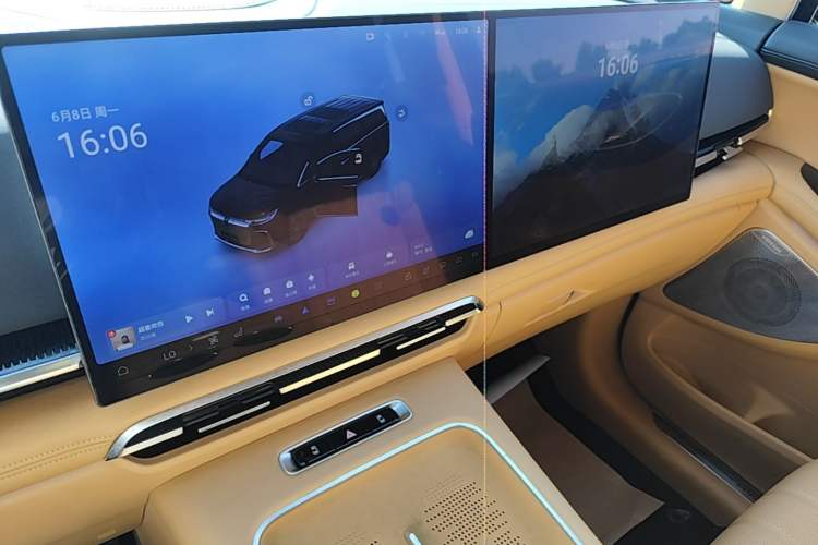 Used VOYAH Dream 2025 PHEV Four-Wheel-Drive Flagship Kunpeng Edition Audio And AC Panel
