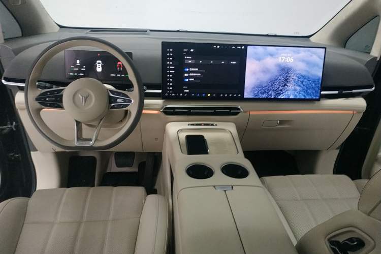 Used VOYAH Dream 2025 PHEV Four-Wheel-Drive Flagship Kunpeng Edition Center Console