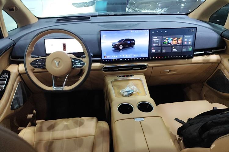 Used VOYAH Dream 2025 PHEV Four-Wheel-Drive Flagship Kunpeng Edition Center Console