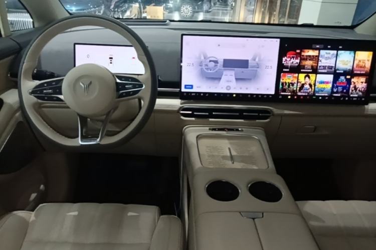 Used VOYAH Dream 2025 PHEV Four-Wheel Drive Prestige Kunpeng Edition Center Console