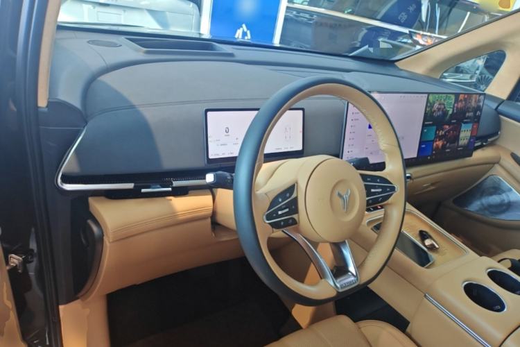 Used VOYAH Dream 2025 PHEV Four-Wheel-Drive Flagship Kunpeng Edition Center Console