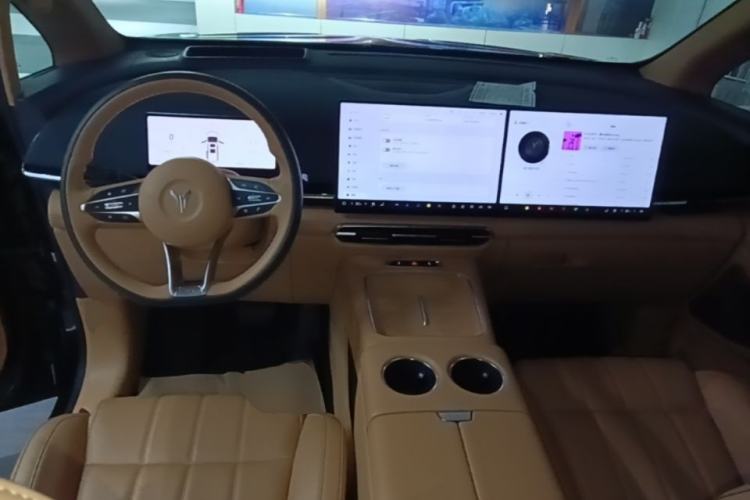 Used VOYAH Dream 2025 PHEV Four-Wheel-Drive Flagship Kunpeng Edition Center Console