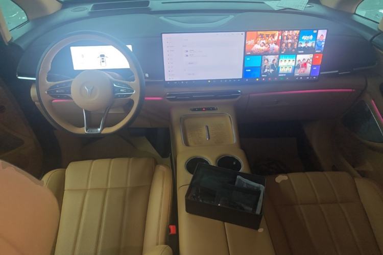 Used VOYAH Dream 2025 PHEV Four-Wheel-Drive Flagship Kunpeng Edition Center Console