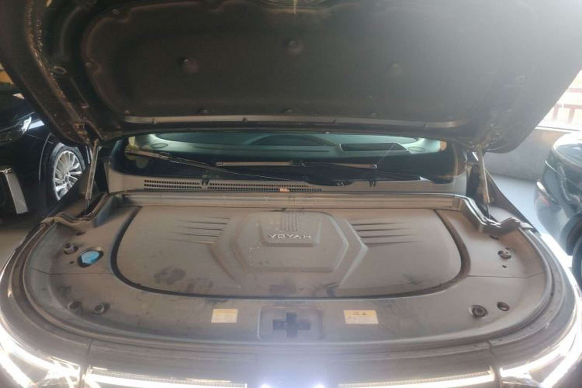Used VOYAH Dream 2025 PHEV Four-Wheel-Drive Flagship Kunpeng Edition Engine Bay