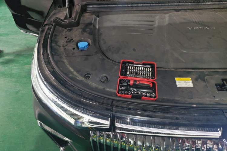 Used VOYAH Dream 2025 PHEV Four-Wheel-Drive Flagship Kunpeng Edition Engine Bay Right