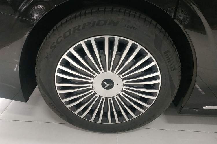 Used VOYAH Dream 2025 PHEV Four-Wheel-Drive Flagship Kunpeng Edition Exterior 2