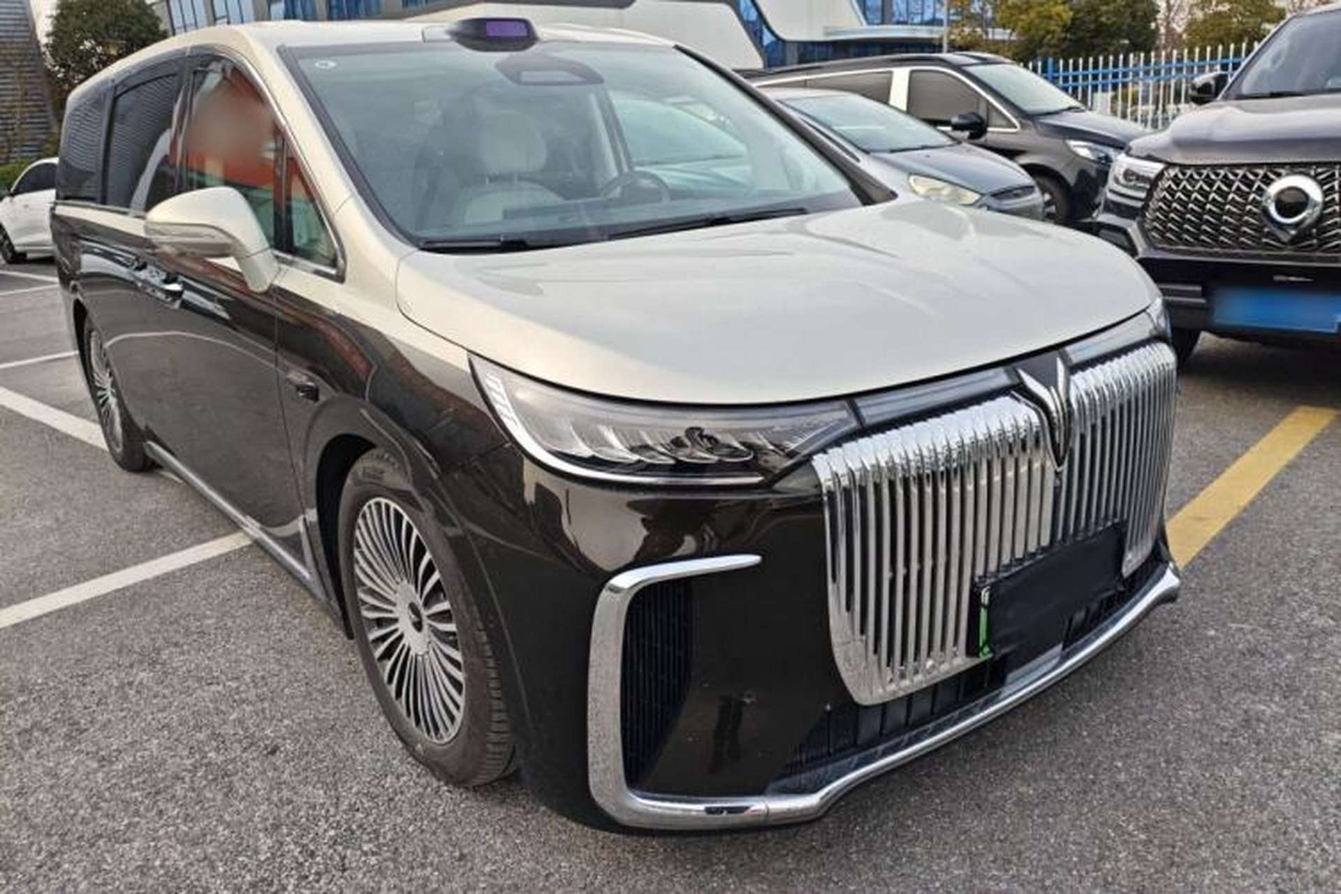Used VOYAH Dream 2025 PHEV Four-Wheel-Drive Flagship Version – Qiankun Edition Exterior 2