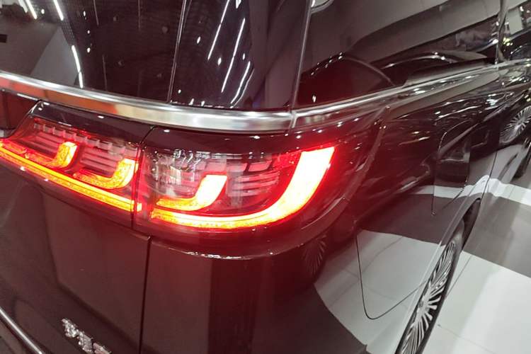 Used VOYAH Dream 2025 PHEV Four-Wheel-Drive Flagship Kunpeng Edition Exterior 3