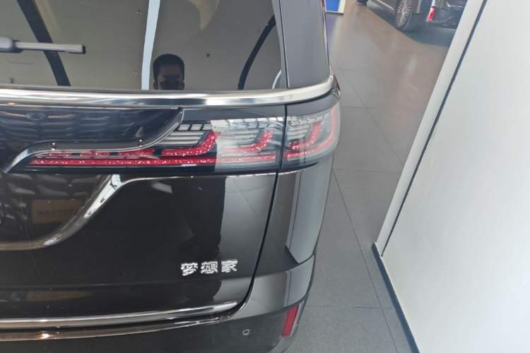Used VOYAH Dream 2025 PHEV Four-Wheel-Drive Flagship Kunpeng Edition Exterior 3