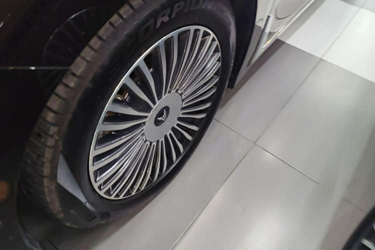 Used VOYAH Dream 2025 PHEV Four-Wheel-Drive Flagship Kunpeng Edition Exterior 4