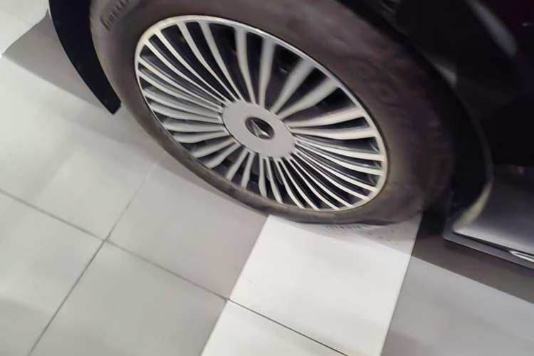 Used VOYAH Dream 2025 PHEV Four-Wheel-Drive Flagship Kunpeng Edition Exterior 5