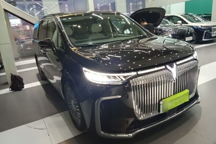 Used VOYAH Dream 2025 PHEV Four-Wheel Drive Prestige Kunpeng Edition Front Right 45 Deg