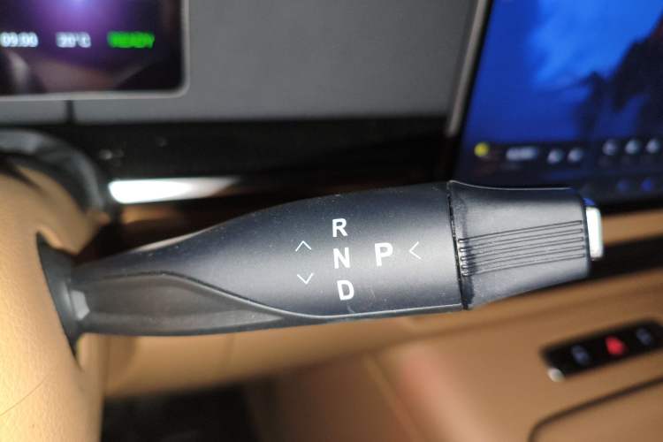 Used VOYAH Dream 2025 PHEV Four-Wheel-Drive Flagship Kunpeng Edition Gear Lever