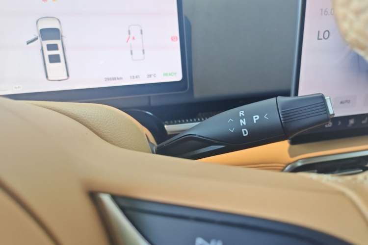 Used VOYAH Dream 2025 PHEV Four-Wheel-Drive Flagship Kunpeng Edition Gear Lever