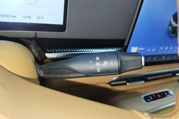 Used VOYAH Dream 2025 PHEV Four-Wheel-Drive Flagship Kunpeng Edition Gear Lever