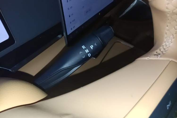 Used VOYAH Dream 2025 PHEV Four-Wheel-Drive Flagship Kunpeng Edition Gear Lever