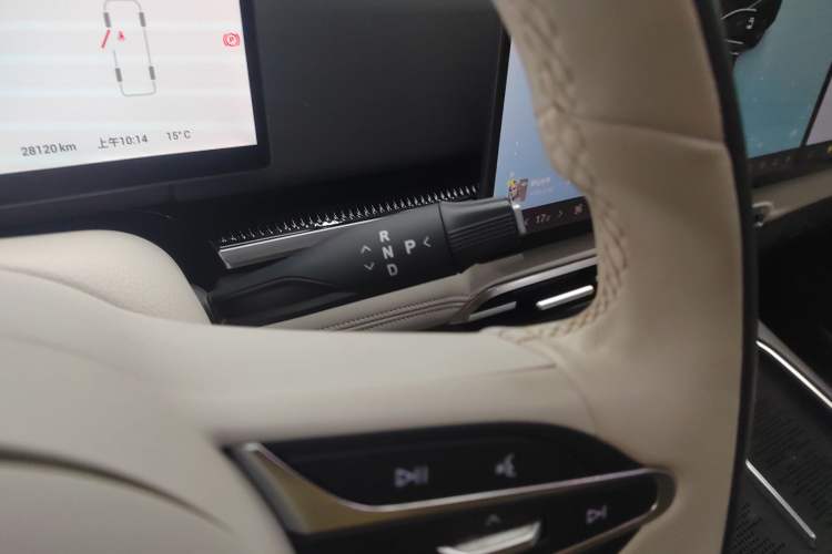 Used VOYAH Dream 2025 EV Four-Wheel Drive Flagship Kunpeng Edition Gear Lever