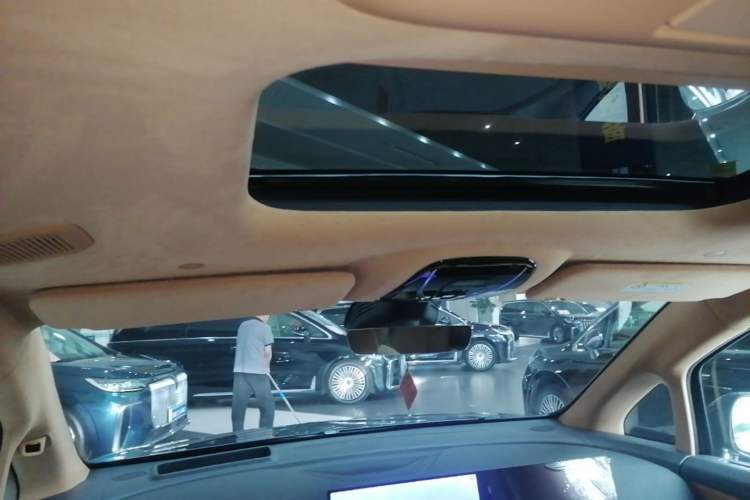 Used VOYAH Dream 2025 PHEV Four-Wheel-Drive Flagship Kunpeng Edition Headliner