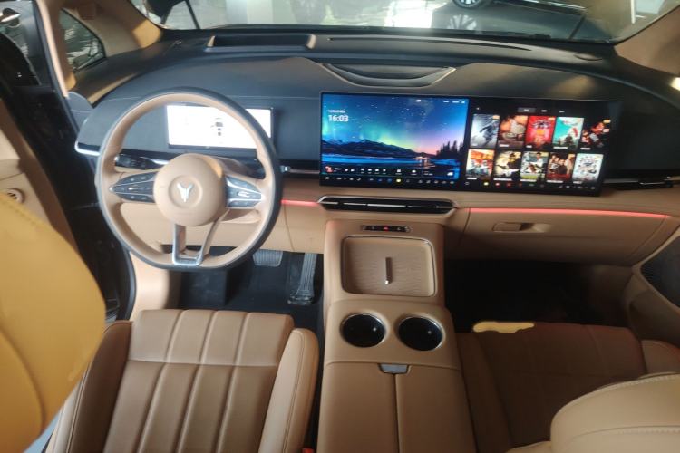 Used VOYAH Dream 2025 PHEV Four-Wheel-Drive Flagship Kunpeng Edition Interior 2