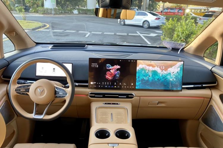 Used VOYAH Dream 2025 PHEV Four-Wheel-Drive Flagship Kunpeng Edition Interior 3