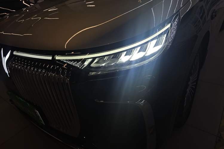 Used VOYAH Dream 2025 PHEV Four-Wheel-Drive Flagship Version – Qiankun Edition Left Front Headlight