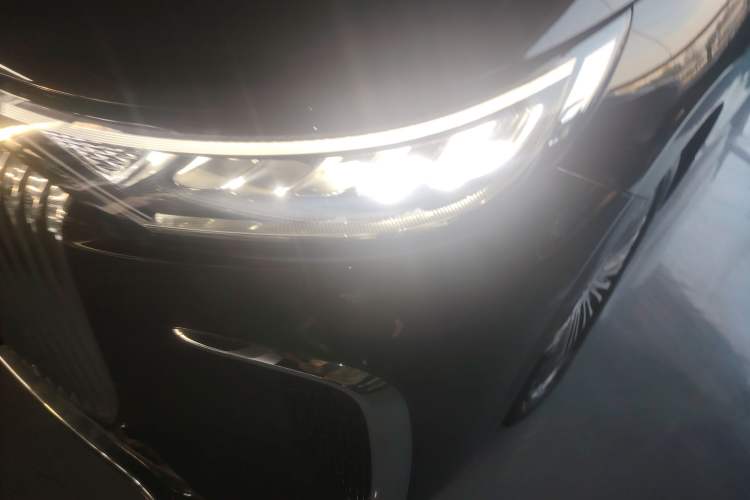 Used VOYAH Dream 2025 PHEV Four-Wheel-Drive Flagship Kunpeng Edition Left Front Headlight