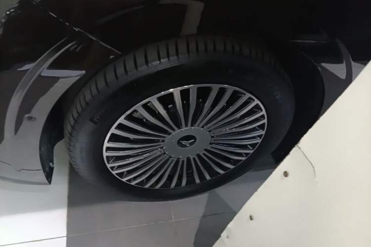 Used VOYAH Dream 2025 PHEV Four-Wheel-Drive Flagship Kunpeng Edition Left Front Wheel Hub