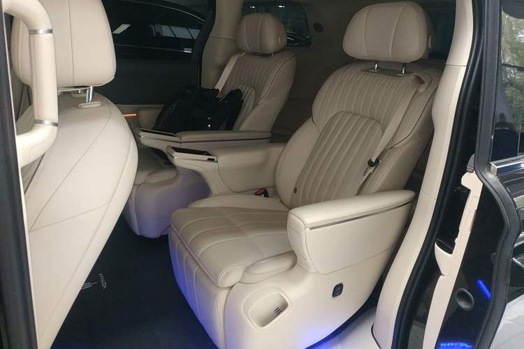 Used VOYAH Dream 2025 PHEV Four-Wheel-Drive Flagship Kunpeng Edition Left Rear Seat