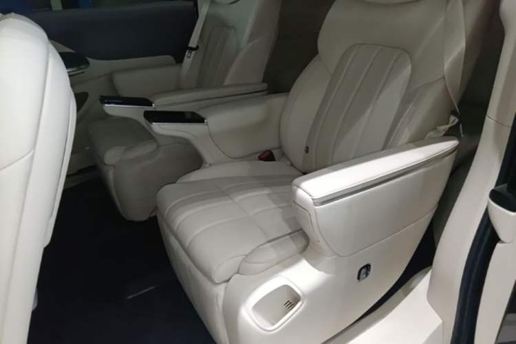 Used VOYAH Dream 2025 PHEV Four-Wheel Drive Prestige Kunpeng Edition Left Rear Seat